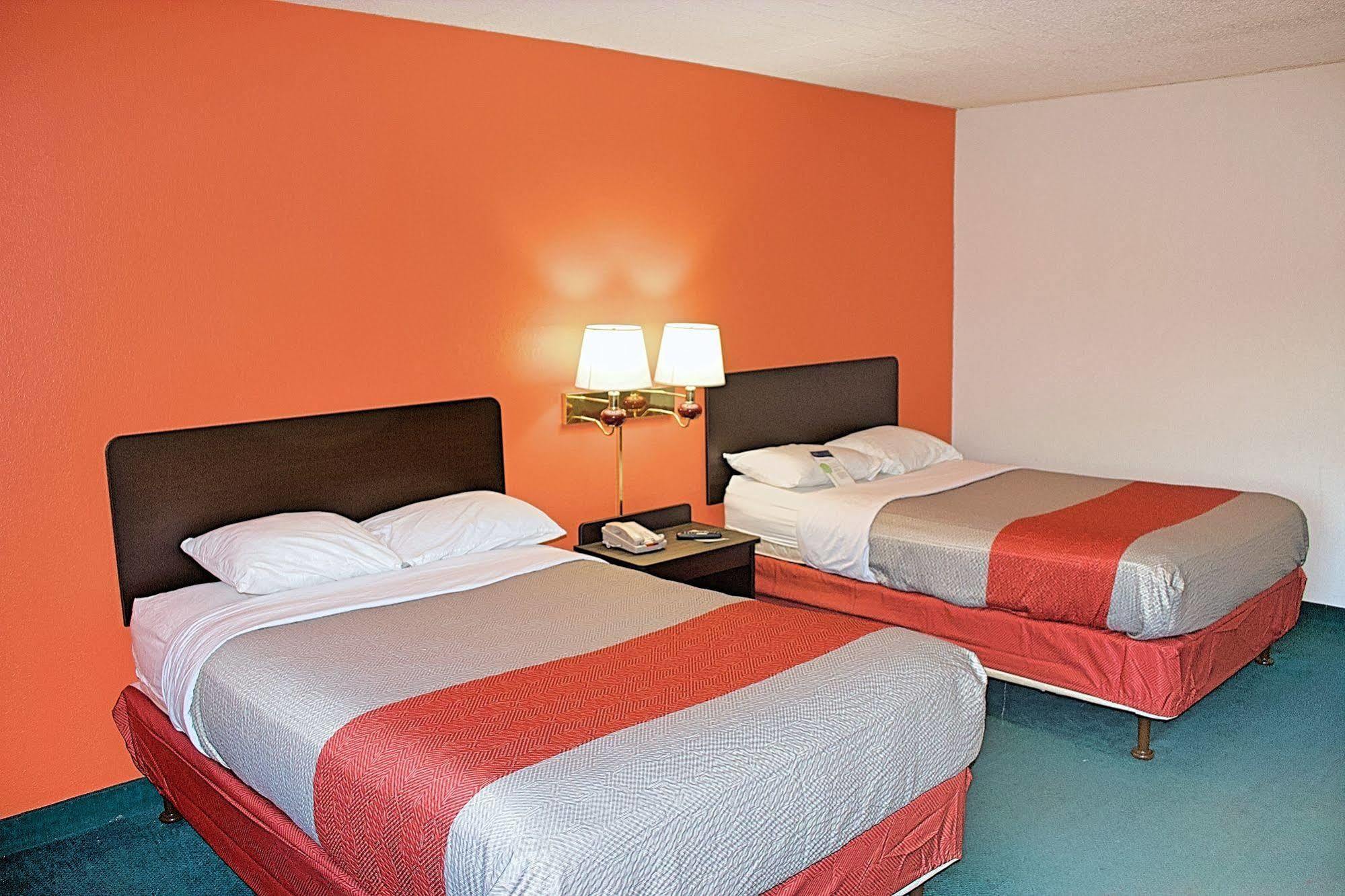 Motel 6-New Stanton, Pa Екстериор снимка